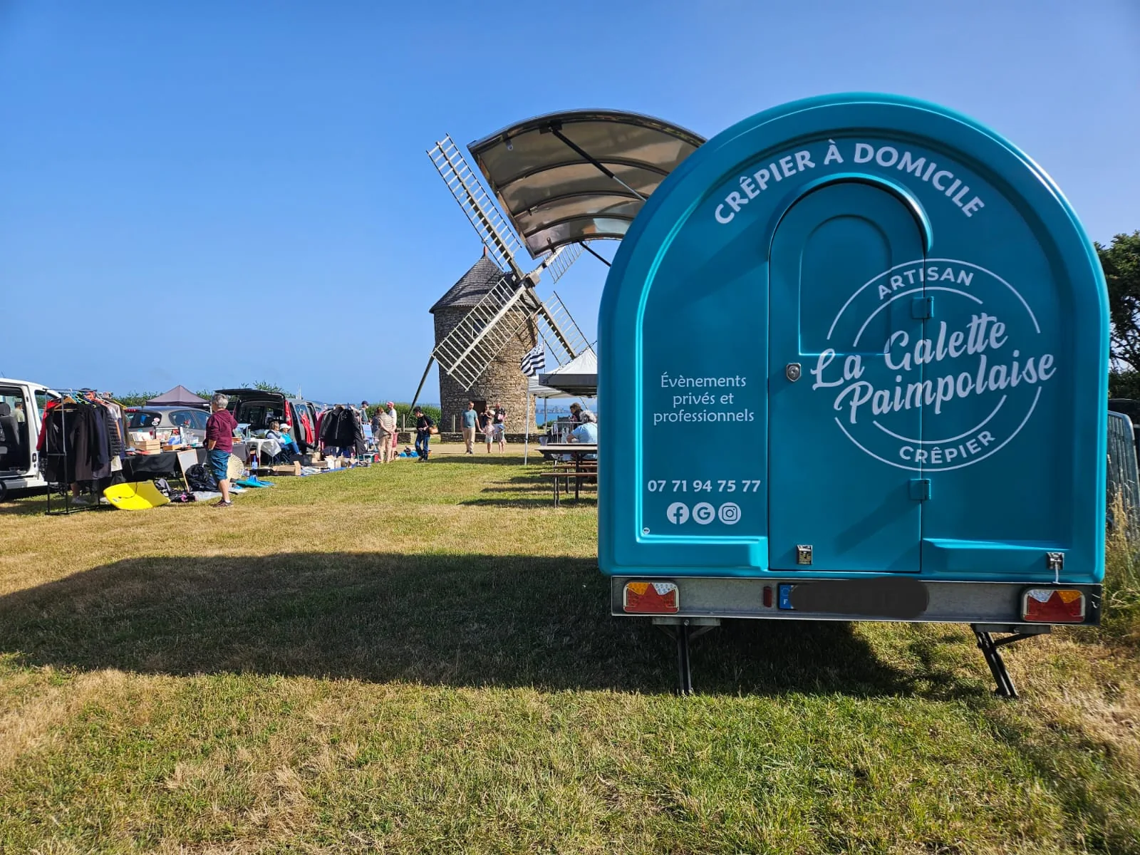 La remorque turquoise lors d’un événement ouvert au public