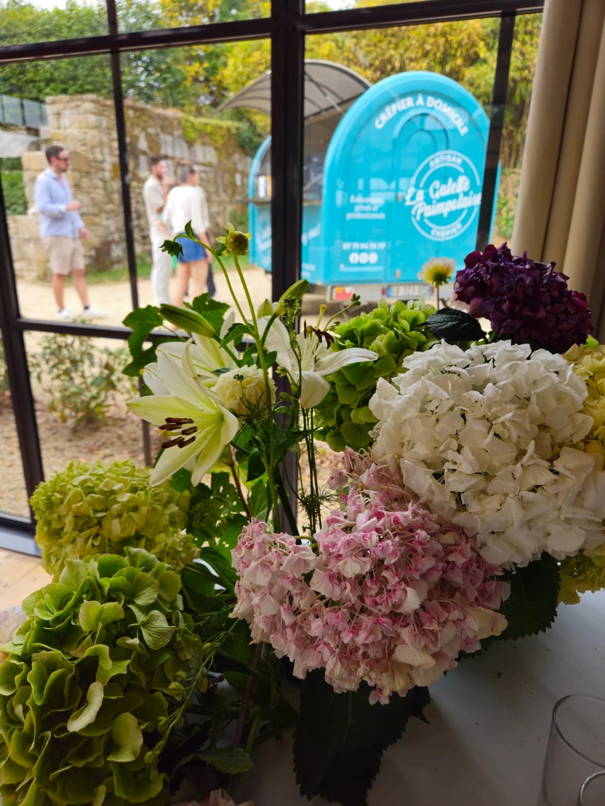 Décoration florale d’une réception avec la remorque en arrière-plan