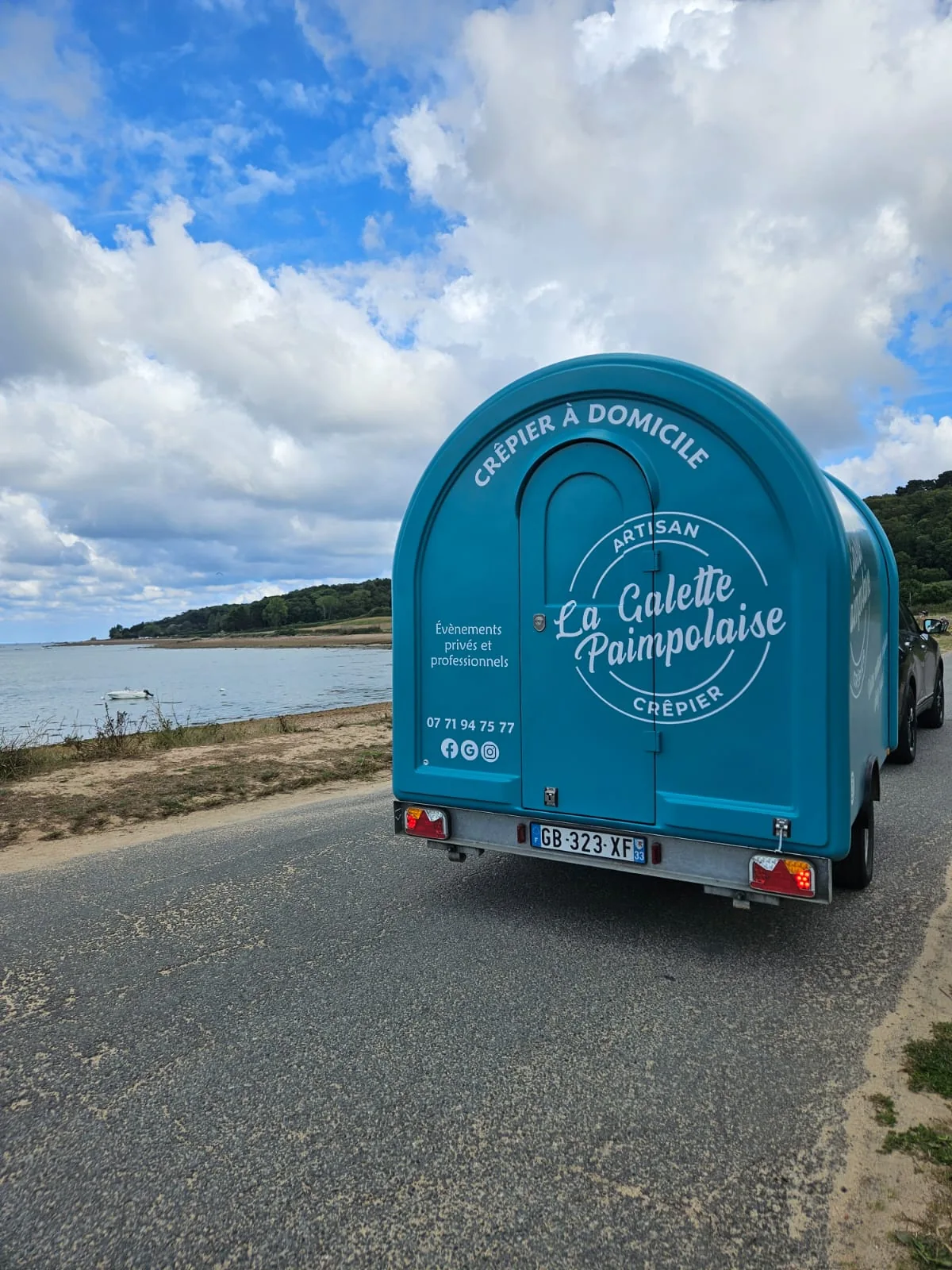La remorque installée près du littoral breton
