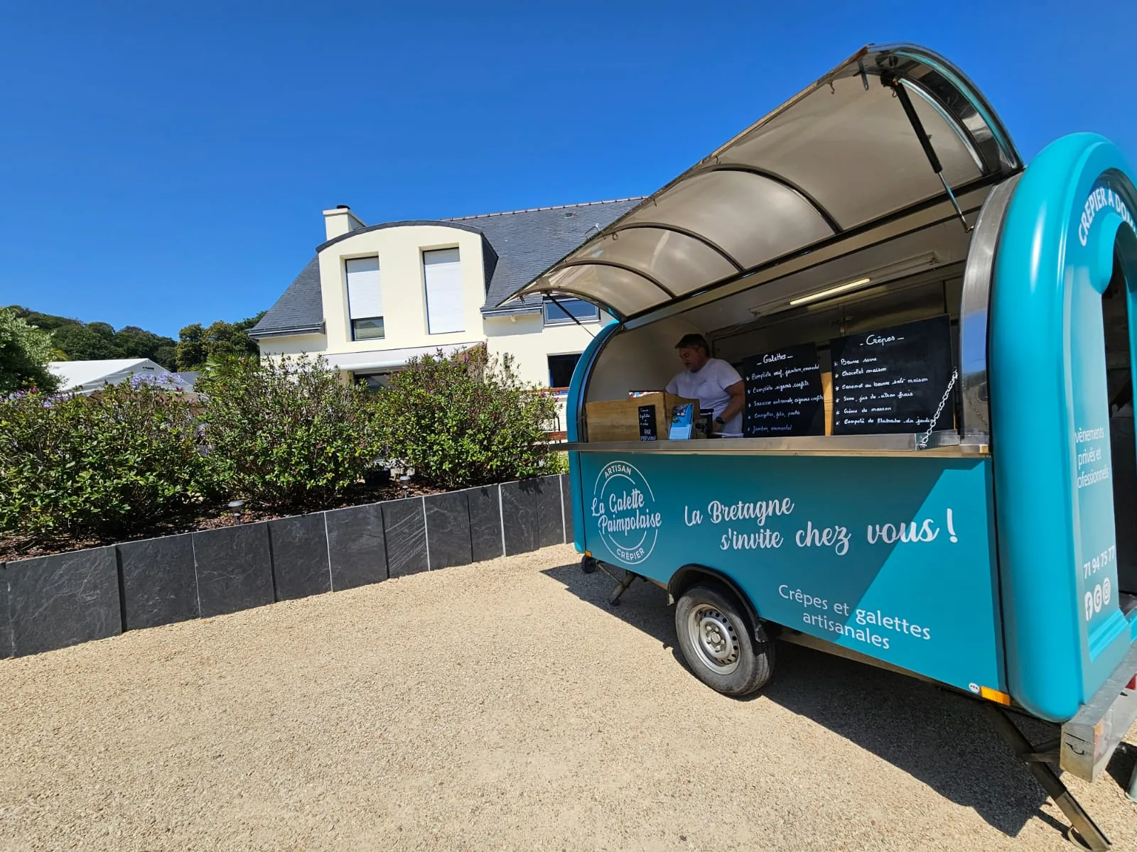 La remorque turquoise dans la cour d’un domaine