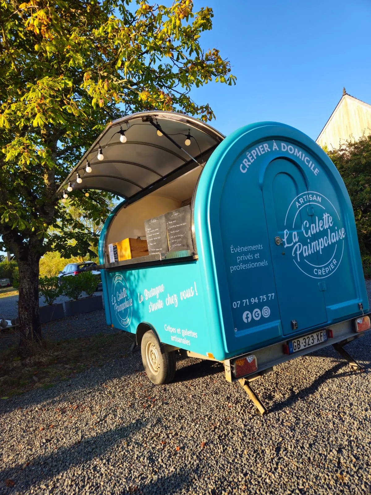 La remorque turquoise La Galette Paimpolaise, avec son logo et la devise La Bretagne s’invite chez vous