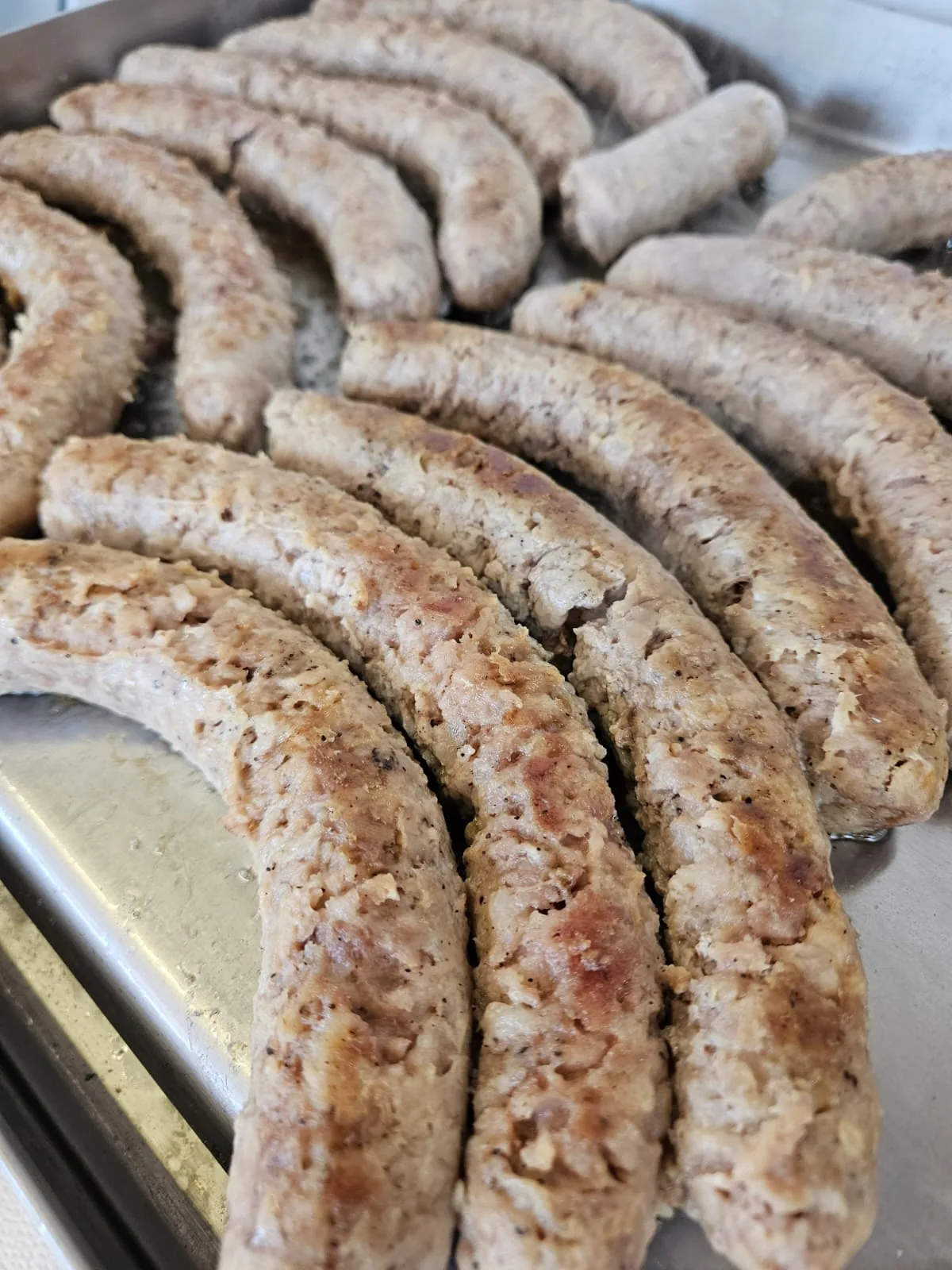 Saucisses dorées et préparées pour garnir des galettes